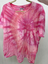 Load image into Gallery viewer, XXL Queen of Hearts Tee